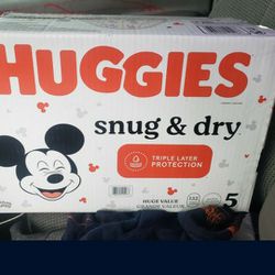 Huggies Size  5 Baby Diapers.  Huge Value Size Box  132 Count
