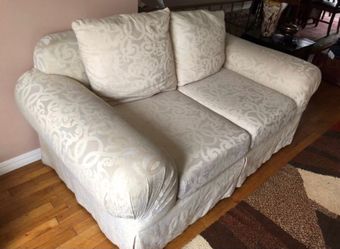 2 White Sofa’s