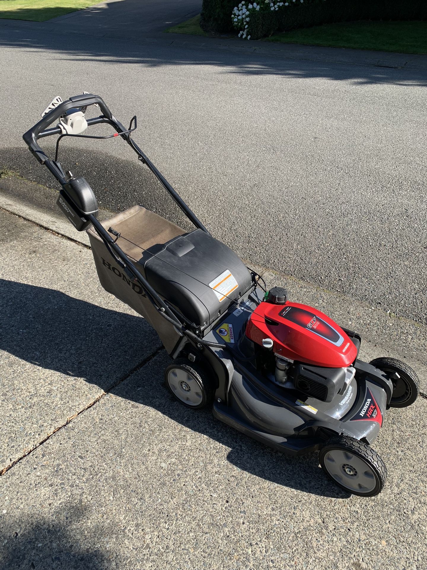 Honda Mower HRX217VLA Electric Start Like New for Sale in Redmond