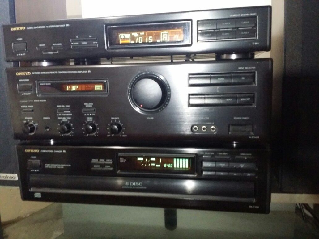 ONKYO 3 PIECE STEREO SYSTEM WITH VINTAGE FISHER SPEAKERS