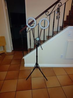 Tripod with streaming lights