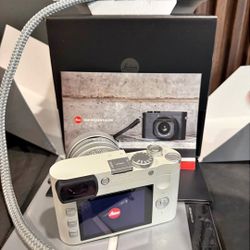 *MINT* LEICA
Q2 Ghost by Hodinkee Digital