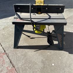 Rather Table Con Todas Sus navajas Para Acer Figuras En La Madera