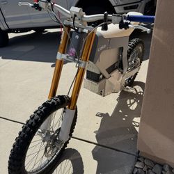 CAKE KALK Electric Dirt Bike – Lightweight Off-Road eMoto – Öhlins Suspension