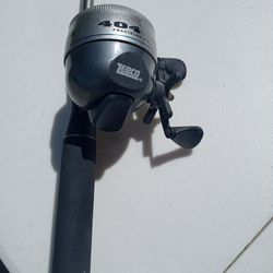 VINTAGE ZEBCO 404 REEL WITH 5' 6" MEDIUM WEIGHT ROD 