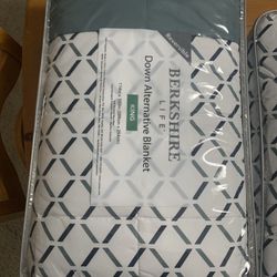New Down Alternative Blanket White/green And Grey King Or Queen 