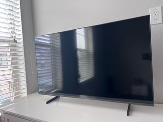 Samsung Flat Screen TV with Stand 43