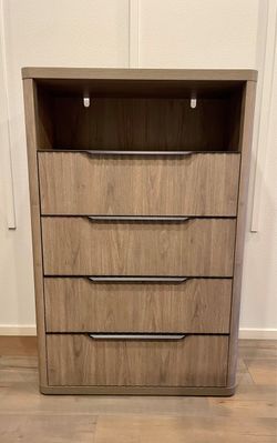 Brand New Large Tall Dresser with 4 drawers !!