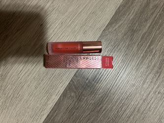 Flawless Lip Plumping Gloss