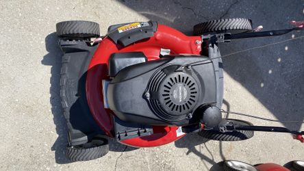 Troy Bilt lawnmower what a big Honda motor a new everybody’s looking for louder power on this push big wheel 22 inch cut