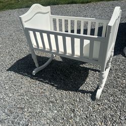 Rocking baby crib