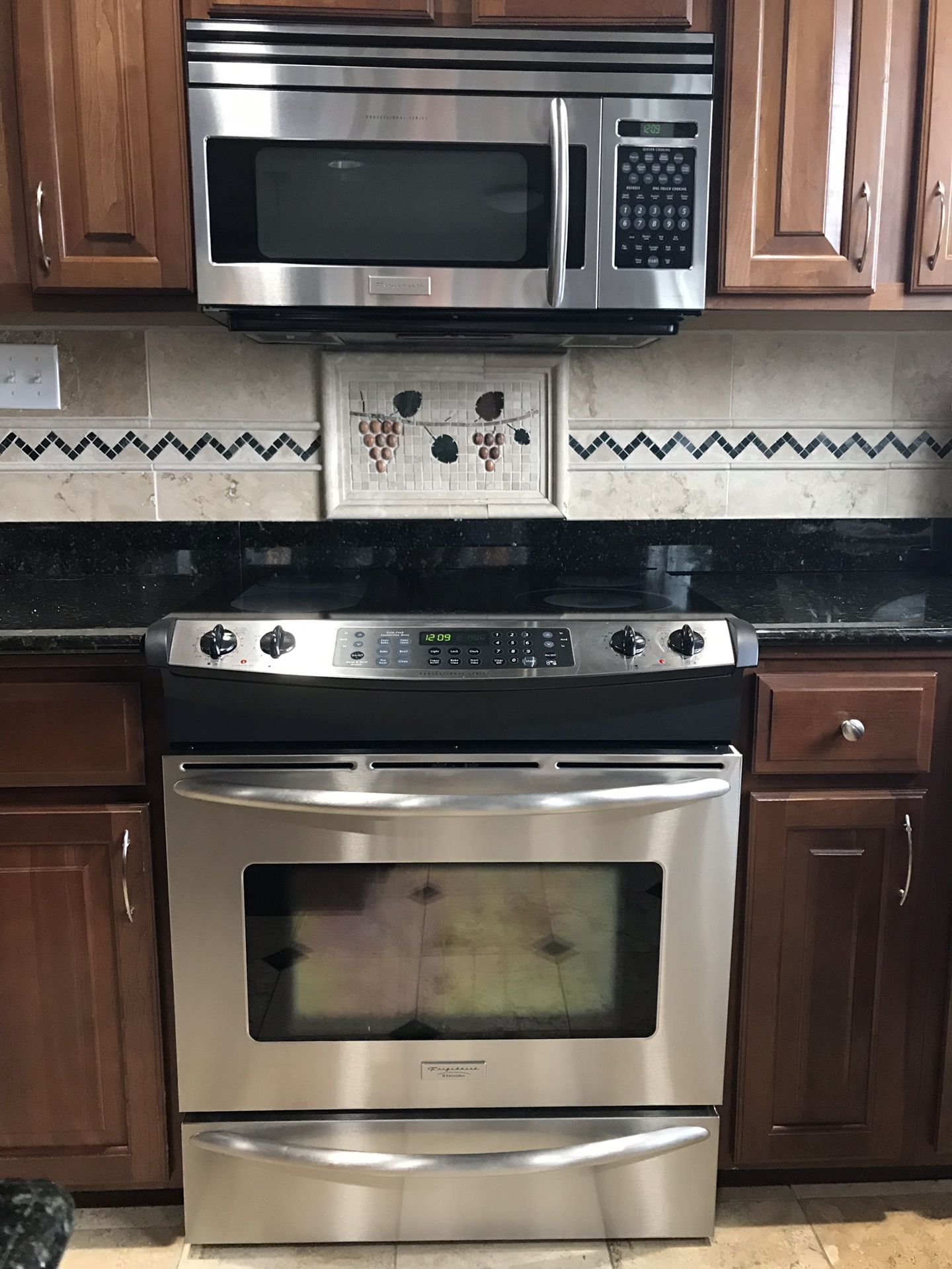 Frigidaire Professional Series Set Electric Stove Top Range Convection Oven with Stove Top Built in Microwave