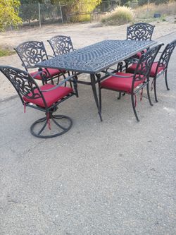 Patio Furniture Table and 6 Chairs w/ Cushions