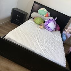 Queen Bed Set All Pieces $800