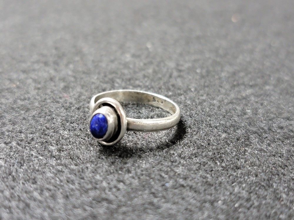 Old Pawn Style Blue Lapis Sterling Silver 925 Ring Size 6 Weighs 1.9 Grams. 