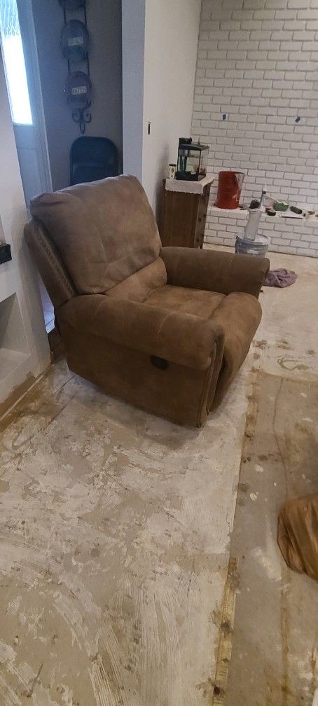 Recliner Very Comfy $125