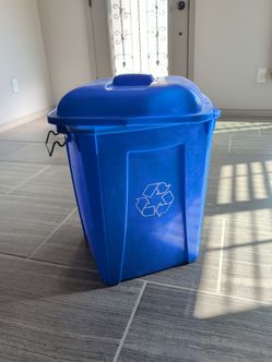 Medium recycling container with locking lid.