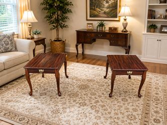 ✨ Beautiful Vintage Queen Anne Matching End Tables – Pair ✨