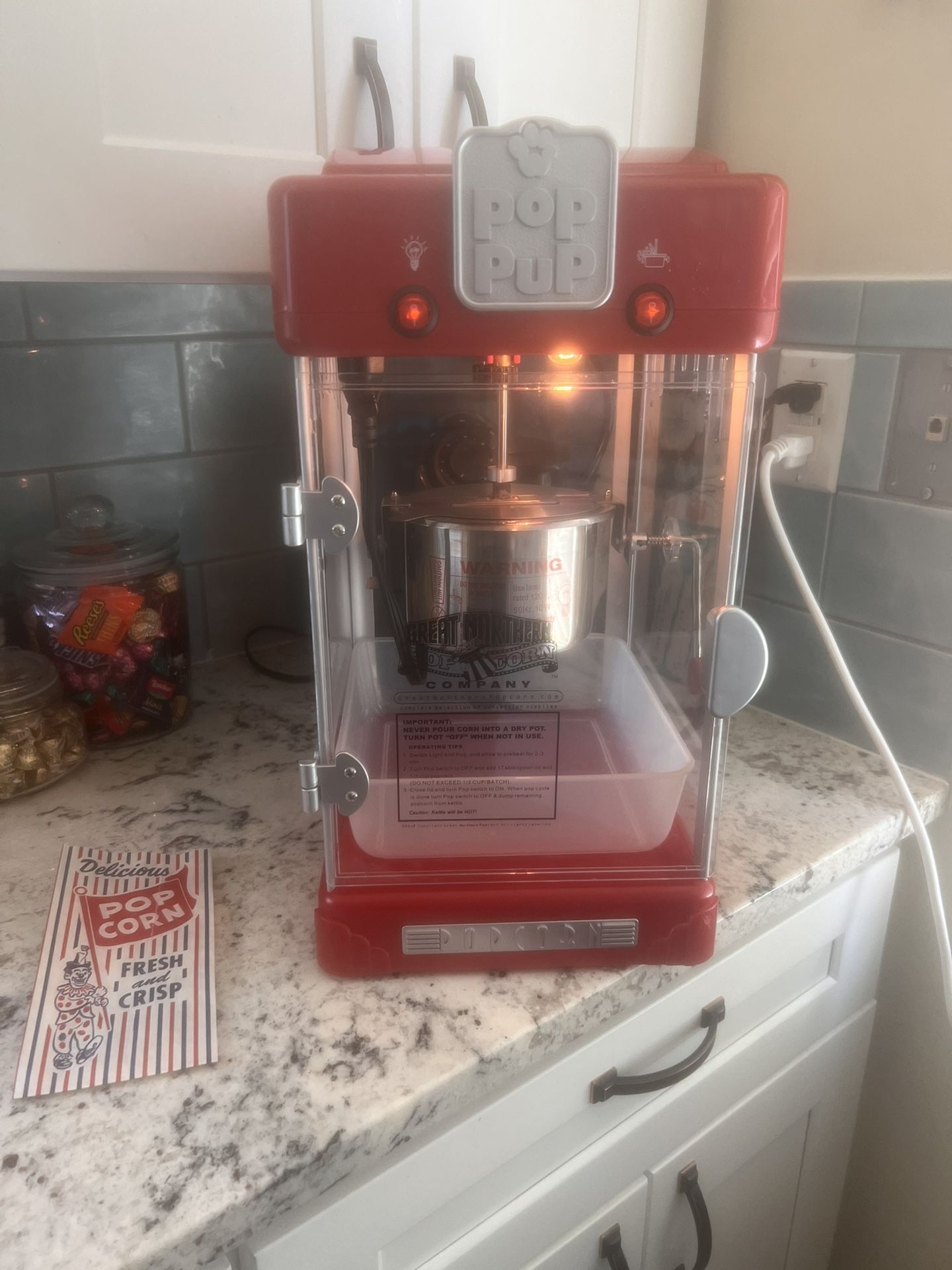 Great Northern Retro Popcorn Popper & 18 pre-measured popcorn/oil comes with it