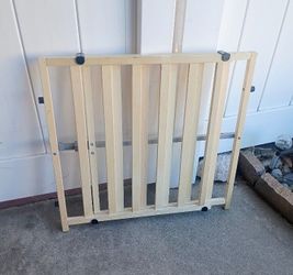 Pet Gate 23" T Extends from 25" W to 41" W