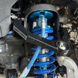 KING SHOCKS WITH DIRT KING UPPER ARMS IN STOCK FOR MOST VEHICLES APPLICATIONS MESSAGE ME WHAT YOU NEED !!