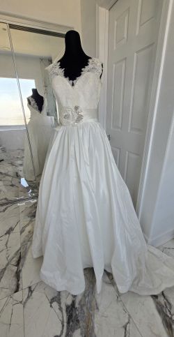 White Wedding dresss / size 4-6