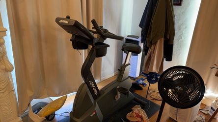 Life Fitness 9100 Upright Exercise Bike