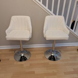 Bar Stool/Chairs (2)