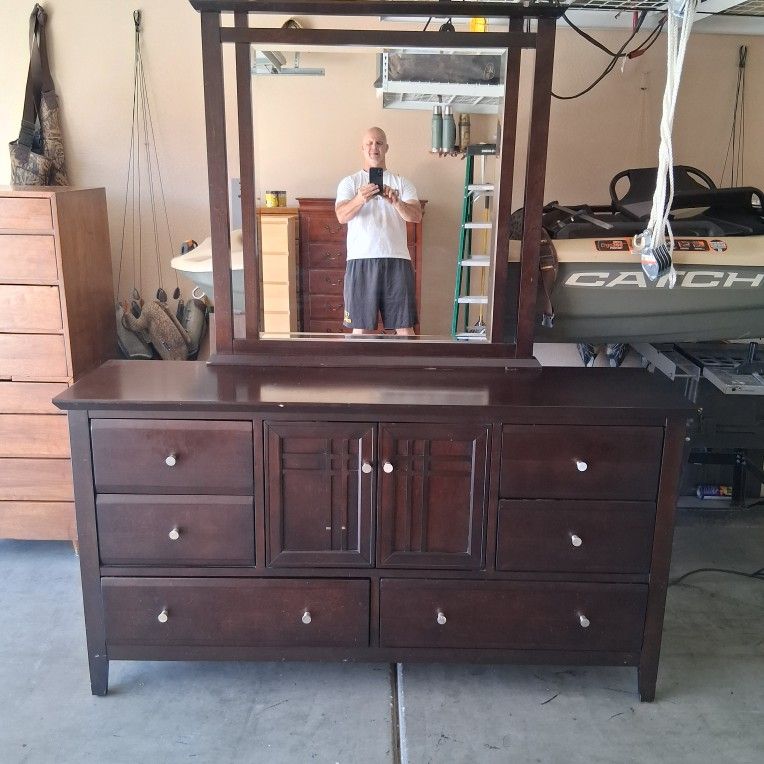 Dresser..Like New..Detachable Mirror..68 By 36 By 18