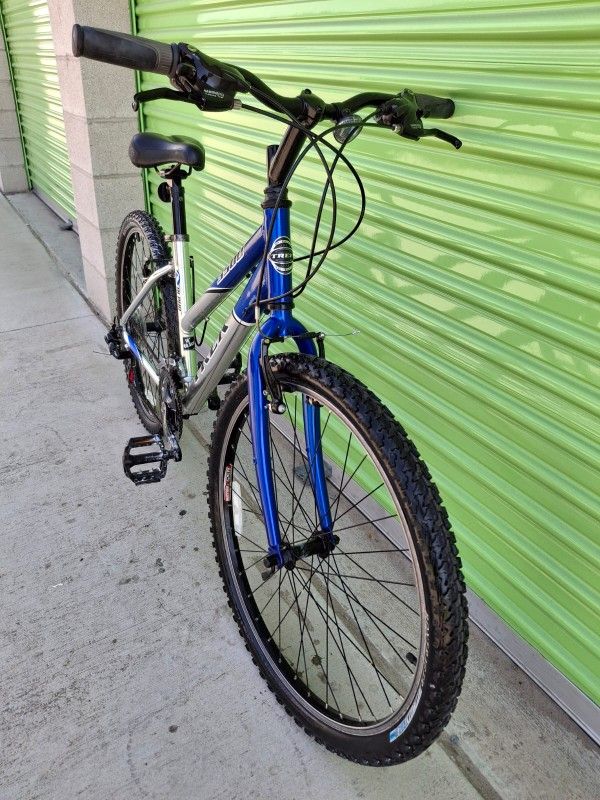 TREK HYBRID BIKE 21 SPEEDS TIRE 26 SIZE M