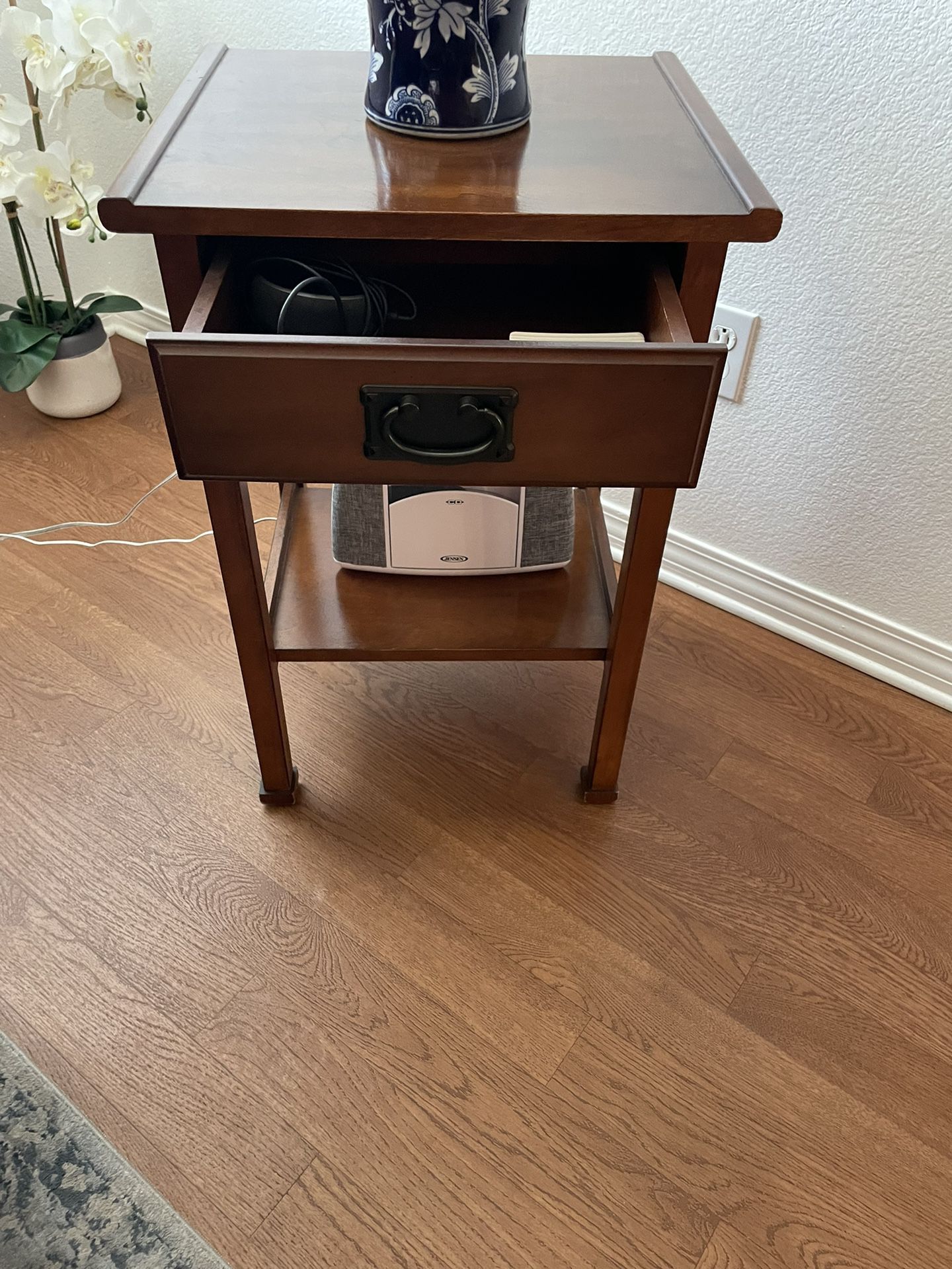Two Maple End Tables For Living Room With Drawers And Great Condition