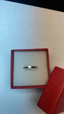 White gold diamond solitaire