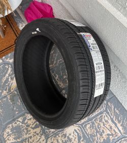 Michelin Pilot Sport All Season 4 275/35ZR18 Tire