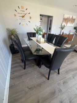 Beautiful table with 6 comfortable chairs.(Hermosa mesa con 6 sillas cómodas)