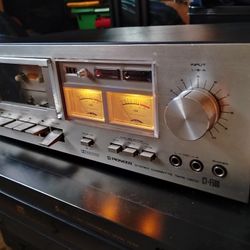 Pioneer CT-F500 cassette deck 1970s silver face
Excellent cosmetic condition.
Play button doesn't work,Pause button is stuck.