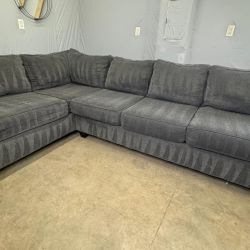 🛋️💥 Broyhill Sectional 💥 Free Delivery And Financing Available!