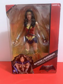Batman v Superman: Dawn of Justice Multiverse Wonder Woman Figure
