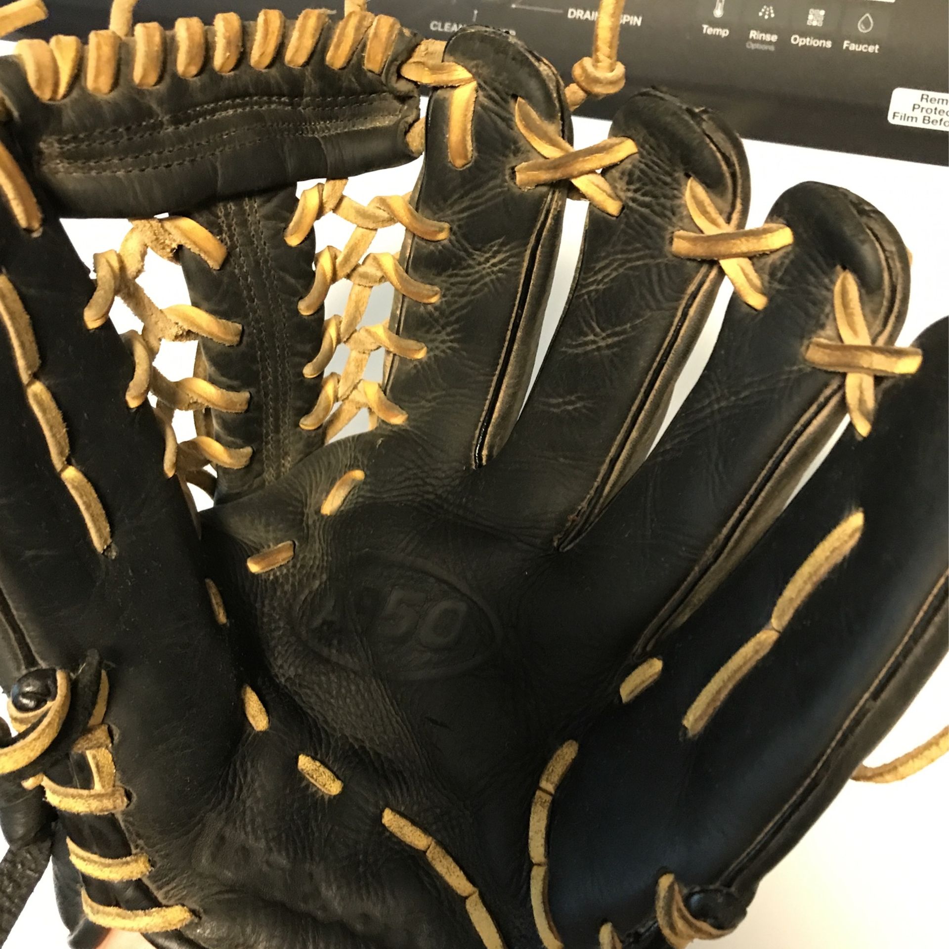 Wilson A950 Baseball Glove  11.75 Inch Pattern