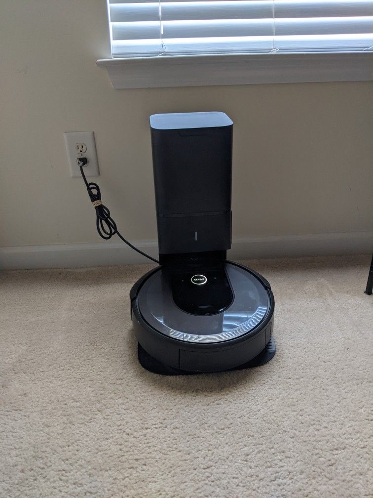 Roomba I7 w/ Self Emptying Charging Base **READ DESCRIPTION**
