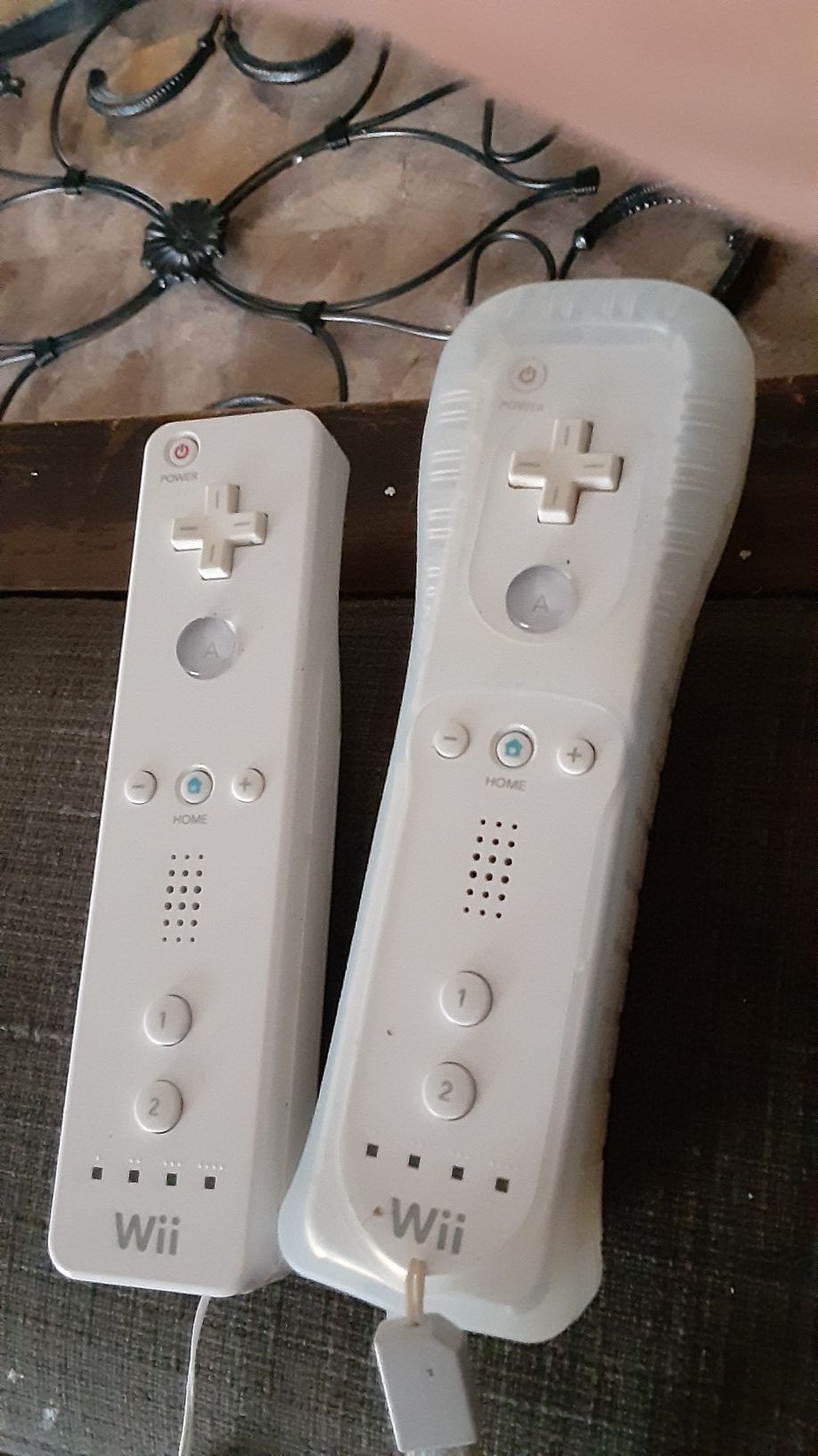 2 Wii controllers