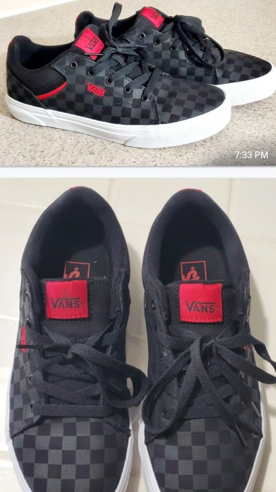 VANS Checkerboard skater lace-up Black/Red low shoes. Like New. Size 5 Y