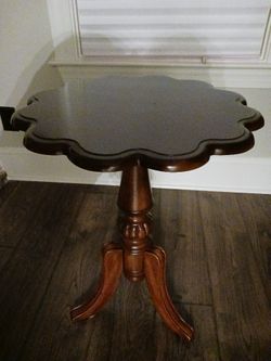 Round Table W/ Scalloped Edges