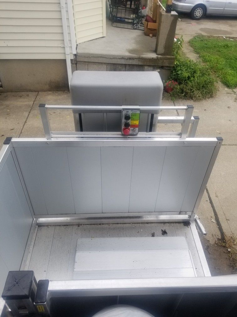 Ez-access Vertical Platform Lift