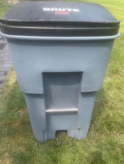 Rubbermaid Commercial Products Brute Rollout Trash/Garbage Can/Bin with Wheels, 50 GAL, for Offices/Back of House/Home