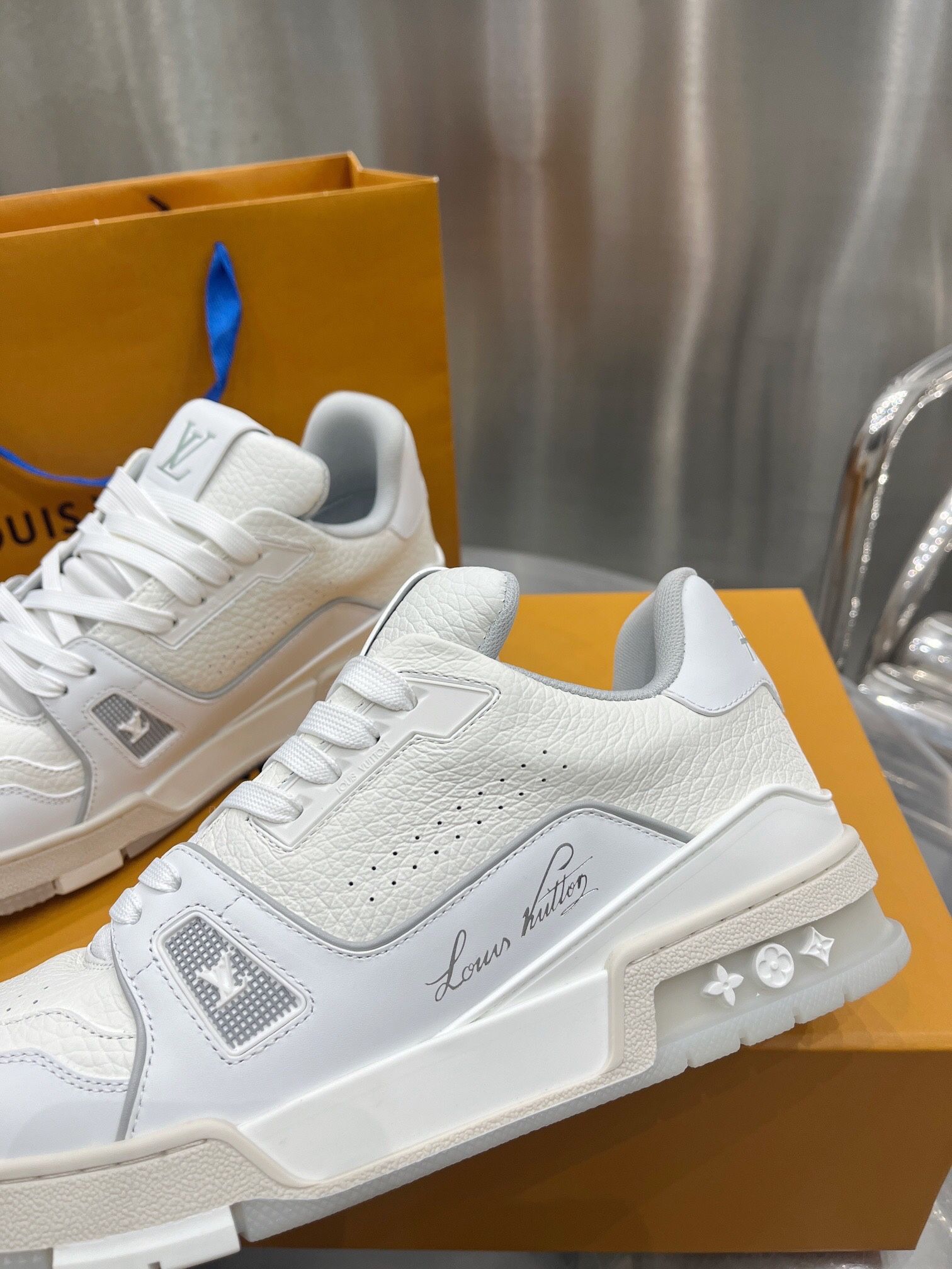 Brand New Unworn LV Shoes Same Style For Men And Women White Size 9OG With Box