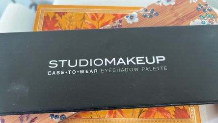 Studio Makeup Ease-To-Wear Eyeshadow Palette