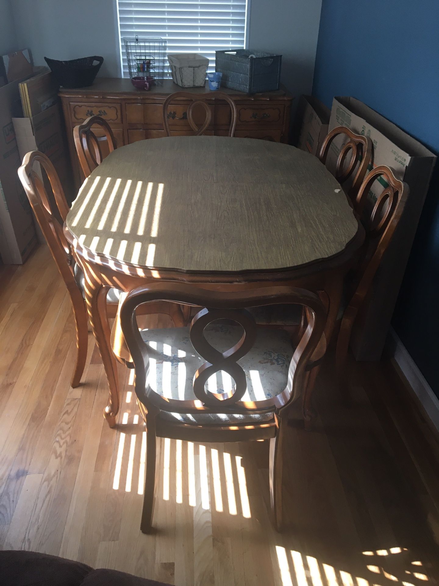 Maple Dining Room Table with 2 Leafs and 6 Chairs