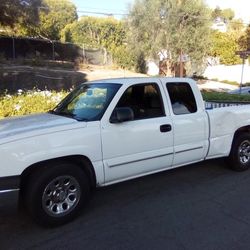 2005 white Chevrolet Silverado LS, 4-Door, V8, Extended Cab