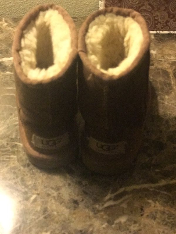 LITTLE GIRLS UGG BOOTS SIZE 7