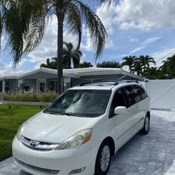 2010 Toyota, Sienna Van